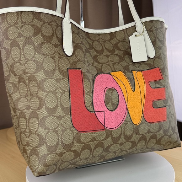 π₯COACH NWOT - City Tote in Signature Canvas with "LOVE" Print - 110U461 - Picture 4 of 16